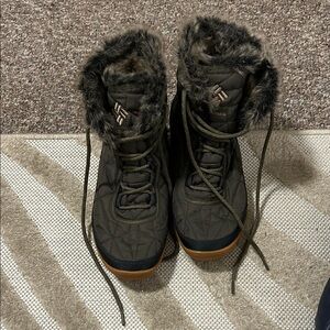 Columbia Dark Green Fur-Trimmed Winter Boots